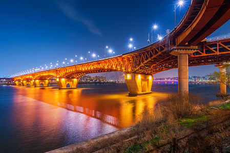 韩国首尔夜晚的圣水桥