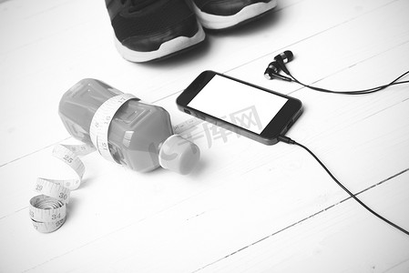 跑鞋、橙汁、卷尺和手机黑色和白色