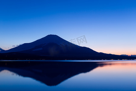 大雾图标摄影照片_日落时的富士山和山中湖