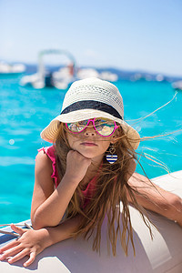 可爱的小女孩享受在公海乘船航行