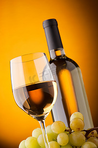 一杯白葡萄酒瓶和葡萄的底视图