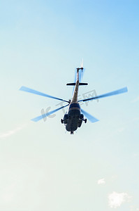 飞行中的直升机摄影照片_天空中的直升机，俄罗斯飞行中的特写