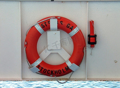 船上的救生圈和安全灯