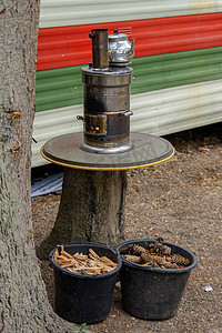 热水壶装饰摄影照片_与开火的古老俄国茶炊。