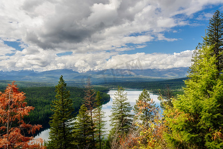 蒙大拿州摄影照片_蒙大拿州荷兰湖的秋景