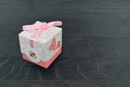 带粉红心的白色小礼盒和带粉红蝴蝶结的丝带