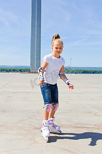 夏天穿着溜冰鞋的可爱女孩