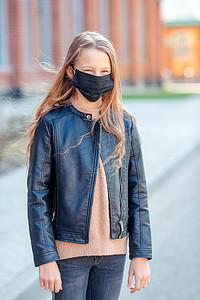 戴面具的女孩可以防止冠状病毒和 gripp