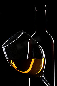 白葡萄酒瓶和玻璃