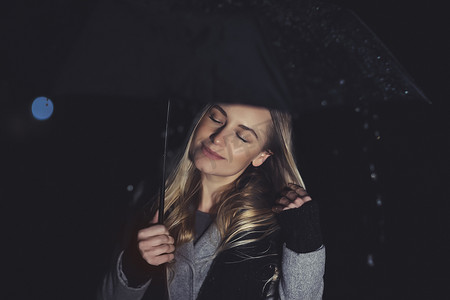 享受黑暗摄影照片_享受雨夜的女人