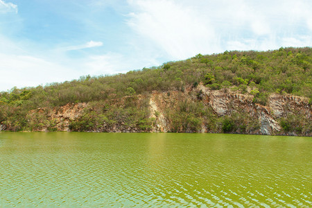 森林中的绿水湖