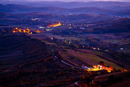 村庄夜景摄影照片_Prigorje 的村庄和景观的夜景