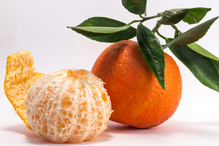 去皮的橘子和橘子