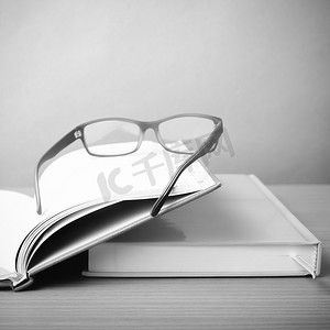 一组书和眼镜黑白色调风格