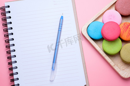 笔记本和甜点心蛋白杏仁饼干