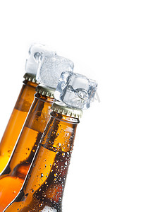 三瓶倾斜的新鲜啤酒，上面有冰和水滴，夏季新鲜啤酒的概念