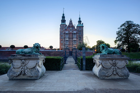丹麦哥本哈根罗森堡城堡的日落景观