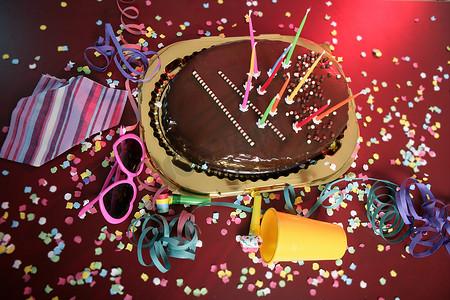 在一张杂乱桌上的巧克力假日聚会蛋糕