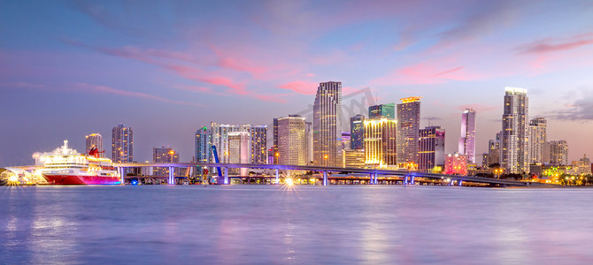 迈阿密摄影照片_在微明的迈阿密市地平线全景