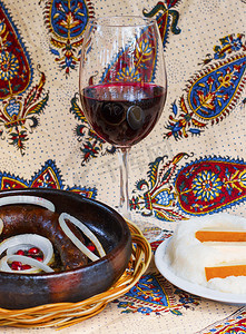 格鲁吉亚传统食品和美食 Kupati 和红酒、ghomi 和奶酪。