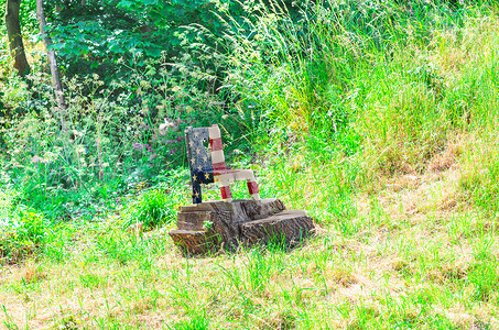 民族雕刻摄影照片_美国民族色彩的小木椅