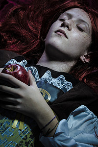魔法，躺着红苹果的青少年，故事场景