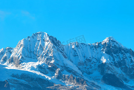 高山，白雪覆盖。