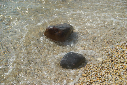 海浪和海泡沫中的岩石。