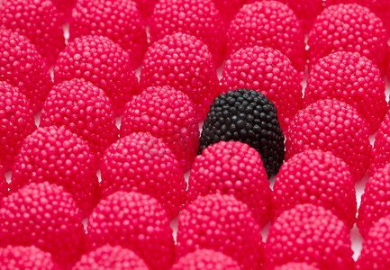 糖果几何摄影照片_红色和黑色黑莓糖果