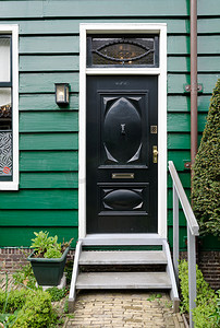 黑木门与绿墙房子