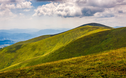 喀尔巴阡山脉山脊连绵起伏的山坡
