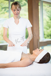 女按摩师按摩年轻女子Masseur massaging woman