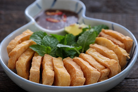 大豆食品摄影照片_家常饭，虾酱炸豆腐