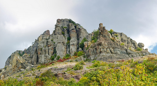 风化摄影照片_山坡的全景与风化的岩石