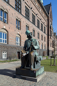 安徒生模板摄影照片_哥本哈根的汉斯·克里斯蒂安·安徒生雕像
