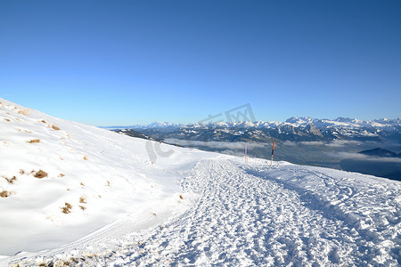 眺望山摄影照片_冬季从瑞吉库尔姆 (Rigi Kulm) 眺望瑞士阿尔卑斯山，瑞士卢塞恩