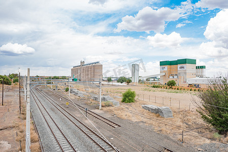 通电导体摄影照片_Modderrievier 的铁路、车站和粮仓