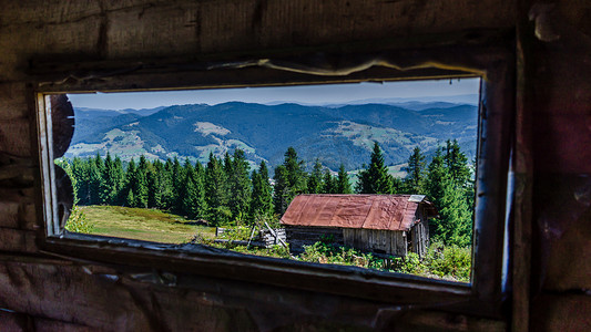 罗马尼亚 Apuseni 山的开窗景观。
