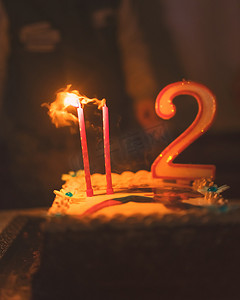 与两根蜡烛的生日快乐蛋糕