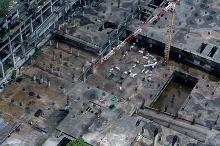 雨后大型建筑施工现场的俯视图。