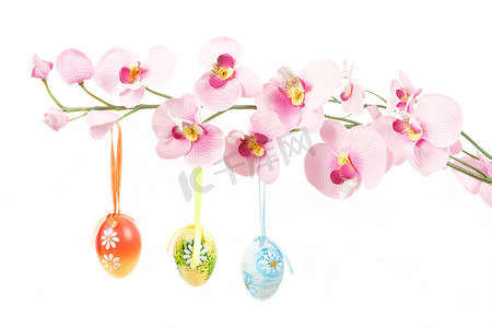 春设计摄影照片_春花上挂着带蝴蝶结的鲜艳复活节彩蛋