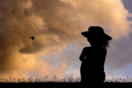 女孩望天空摄影照片_孤独的女人望着夕阳