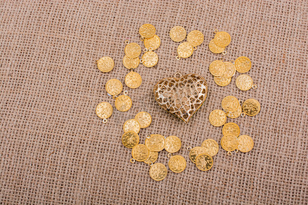 金色的心摄影照片_金色的心与周围的假币