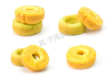 甜甜圈蛋糕摄影照片_一套黄色和绿色的甜甜圈蛋糕，白色隔离