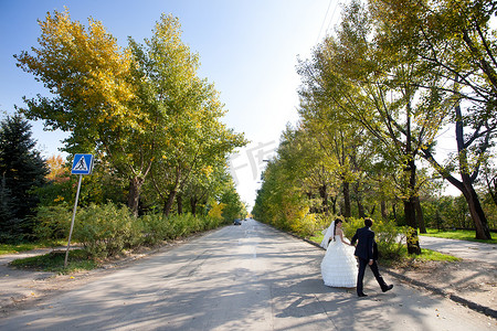 白色马路摄影照片_新郎新娘过马路