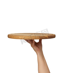 圆形模板摄影照片_女人手里拿着空的圆形木制比萨板