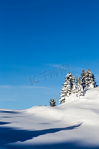 山上白雪覆盖，云雾缭绕