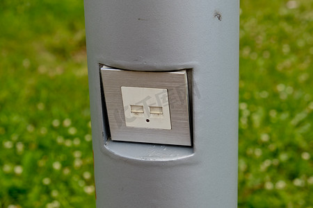 公园电线杆上为手机充电的 USB 插座。