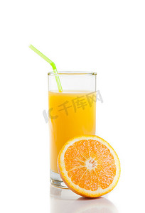满杯橙汁，吸管接近半橙
