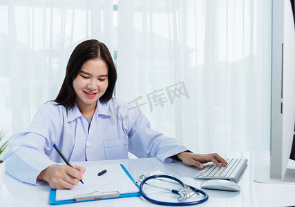 女医生在文书工作或剪贴板上写东西白色 p